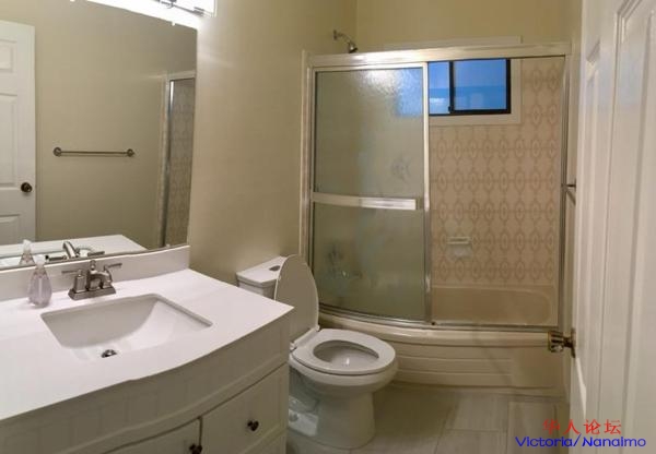3994 upstairs master bathroom.jpg