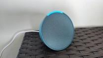 出一台 Amazon Alexa echo pop 智能音箱